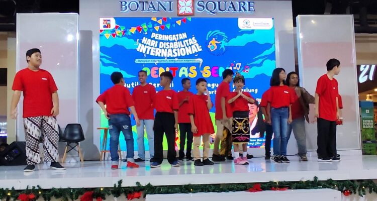 KompakK Bogor kembali menggelar peringatan Hari Disabilitas Internasional 2024 dengan tema “Merayakan Keberagaman, Menguatkan Kebersamaan.” Acara ini diselenggarakan pada Sabtu, 7 Desember 2024, di Mal Botani Square