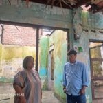 Ketua Umum Komunitas Pemuda Peduli Kota Bogor, Beni Sitepu bersama warga korban kebakaran di Kebon kalapa Bogor