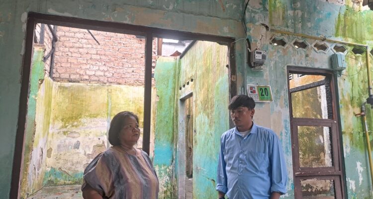 Ketua Umum Komunitas Pemuda Peduli Kota Bogor, Beni Sitepu bersama warga korban kebakaran di Kebon kalapa Bogor