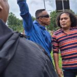 Mozes Kallem, mantan pimpinan DPRD Jayapura, mengalami tindakan intimidasi oleh sekelompok orang tak dikenal (OTK) di kawasan MNC Land, Kabupaten Bogor,