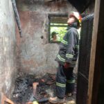 Tim Damkar tengah melihat kondisi rumah yang terbakar di Leuwiliang Bogor