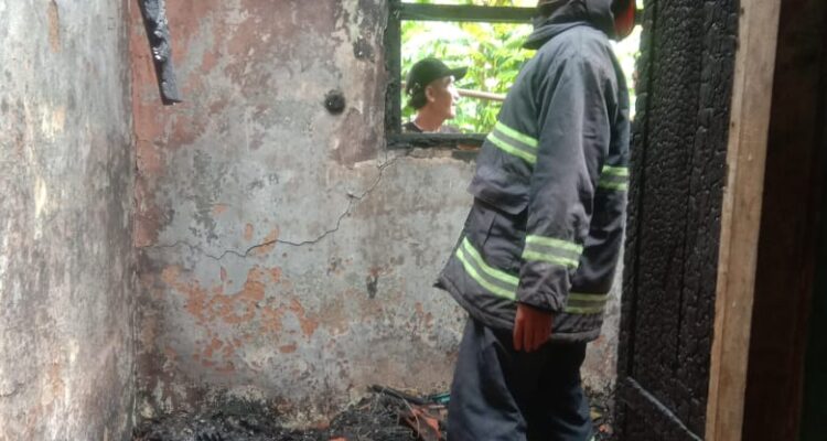 Tim Damkar tengah melihat kondisi rumah yang terbakar di Leuwiliang Bogor