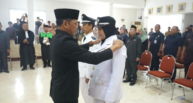 Penjabat (Pj) Wali Kota Bogor, Hery Antasari, melantik 19 pejabat di lingkungan Pemerintah Kota Bogor pada Jumat, 13 Desember 2024.