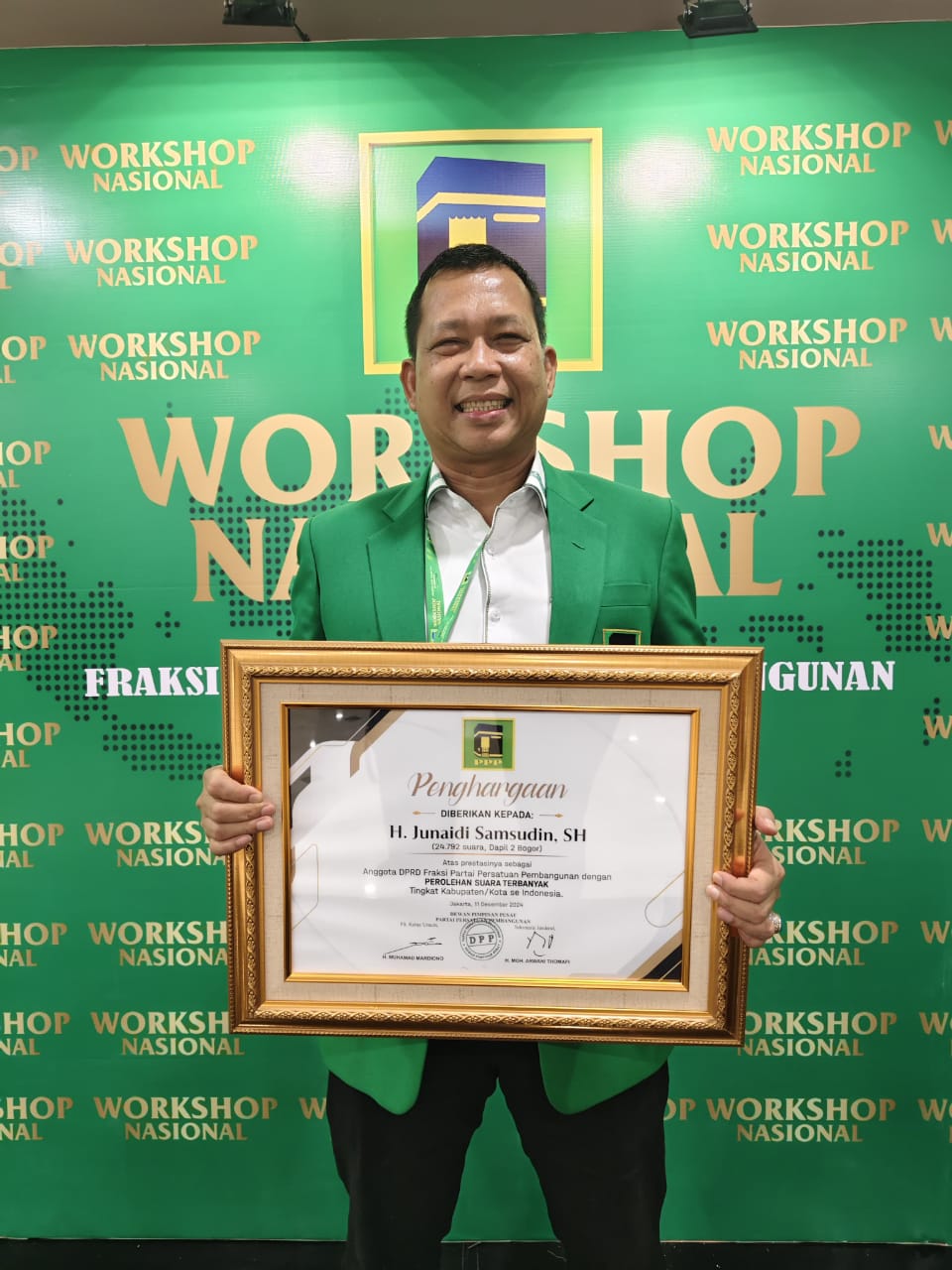 Junsam Saat Pegang Piagam Penghargaan Junsam Saat Pegang Piagam Penghargaan