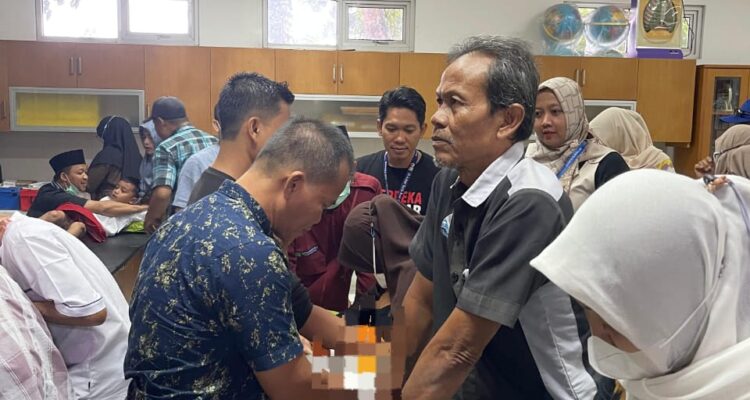 Yayasan Al Azhar Syifa Budi Cibinong mengadakan bakti sosial tahunan dengan khitanan massal, pemeriksaan kesehatan gratis, dan layanan lainnya untuk masyarakat sekitar, termasuk Depok dan Bogor. Acara ini bertujuan membantu warga yang kesulitan mengakses layanan kesehatan dasar dan pendidikan.