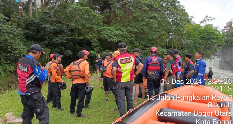 Tim BPBD saat melakukan pencarian anak hayut di sungai Ciliwung Bogor (Fot/BPBD Kab Bogor)