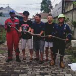 warga dan damkar kota bogor evakuasi ular sanca di cifor bogor barat
