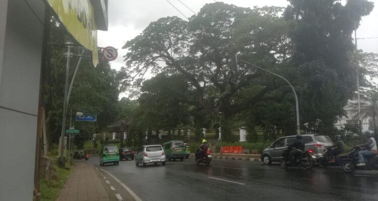 Viral di media sosial, pengendara yang melintas di Jalan Ir H Djuanda tepatnya dari Simpang Hotel Salak Hingga Jalan Jenderal Sudirman di Sebrang Istana Bogor sering mencium aroma wewangian.