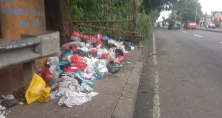 Tumpikan Sampah di Jalan Raya Bogor