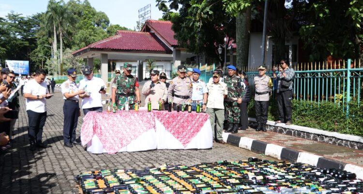 Pemerintah Kabupaten Bogor, bersama Polres Bogor, serta Kodim 0621, melakukan pemusnahan 15 ribu botol minuman keras (miras) hasil dari berbagai operasi gabungan yang dilakukan oleh petugas, termasuk Satpol PP, selama satu bulan