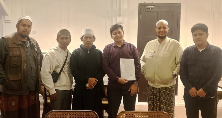 Cafe Applejacks yang berada di Jalan Ahmad Adnawijaya,Kelurahan Tegal Gundil, Kecamatan Bogor Utara, Kota Bogor digeruduk oleh aktifis Islam.