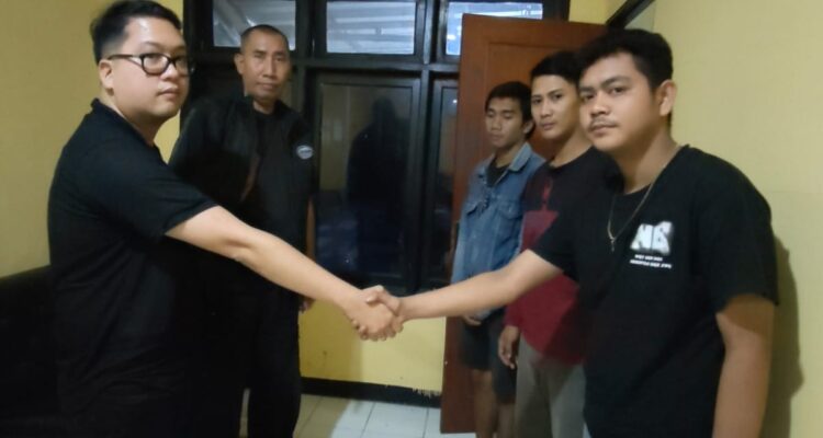 Polsek Megamendung damaikan pengatur jalan dan warga karena kesalahpahaman