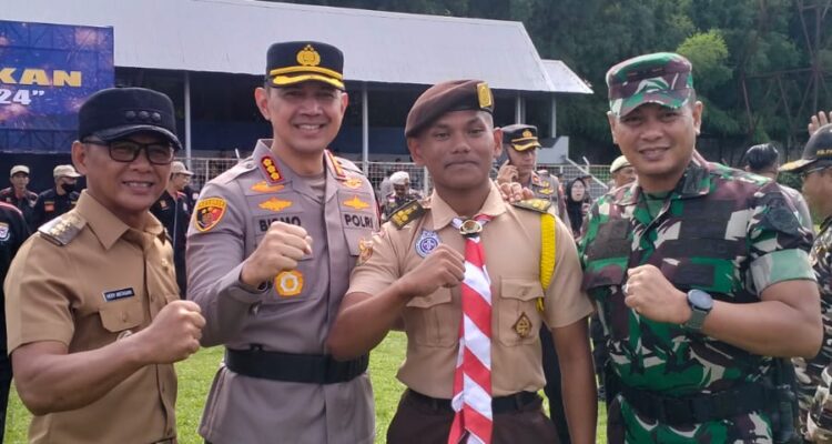 Alfin, bocah heroik yang viral di 2023 karena bantu Pemadam Kebakaran, kini terlibat dalam Operasi Lilin Lodaya bersama Polresta Bogor. Ikuti kisah inspiratifnya yang penuh semangat dan keberanian