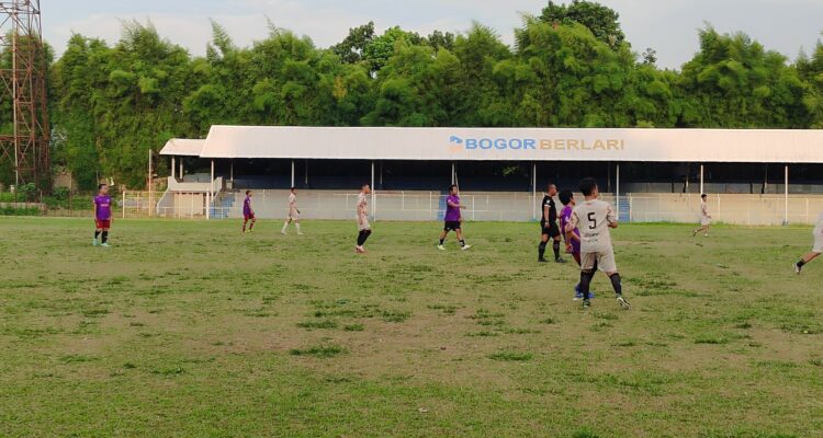 Para pemain bola saat menggunakan lapangan Bola Stadion Gor pajajaran Kota Bogor