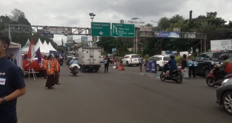 Situasi lalu lintas di Simpang Gadog, Puncak Bogor, Kamis 25 Desember