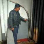 Karyawan pakar sedang menunjukan Lokasi yang dibakar oleh orang tidak dikenal
