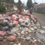 Sampah di bantaran Kali Baru Katulampa, Kecamatan Bogor Timur, Kota Bogor meresahkan masyarakat pengguna jalan