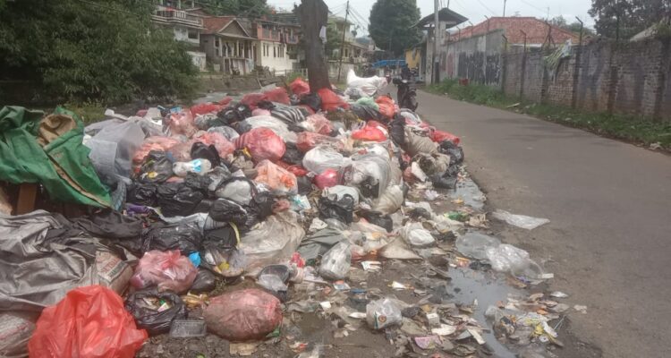 Sampah di bantaran Kali Baru Katulampa, Kecamatan Bogor Timur, Kota Bogor meresahkan masyarakat pengguna jalan