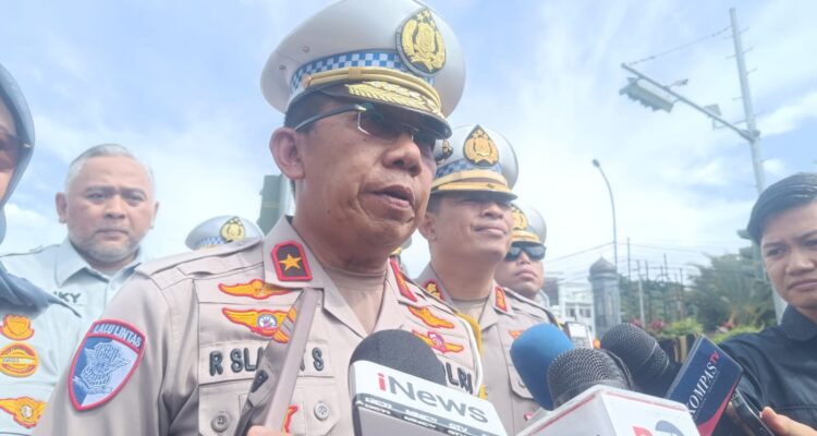 Direktur Gakkum Korlantas Polri, Brigjen. Pol. Raden Slamet Santoso saat meninjau lalu lintas di kawasan Simpang Gadog, Puncak Bogor