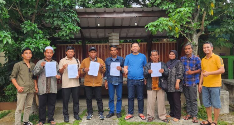 istributor Pupuk Bersubsidi Koperasi Jasa Gema Indonesia Maju (Kopgim) menandatangangi Surat Perjanjjan Jual Beli (SPJB) pupuk bersubsidi tahun 2025