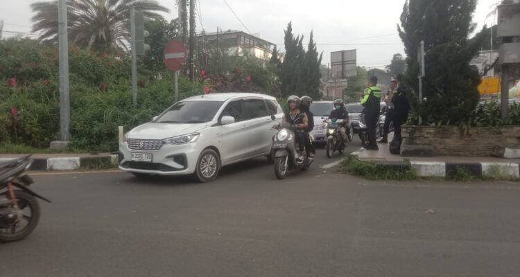 Situasi lalu lintas di puncak bogor di simpang gadog
