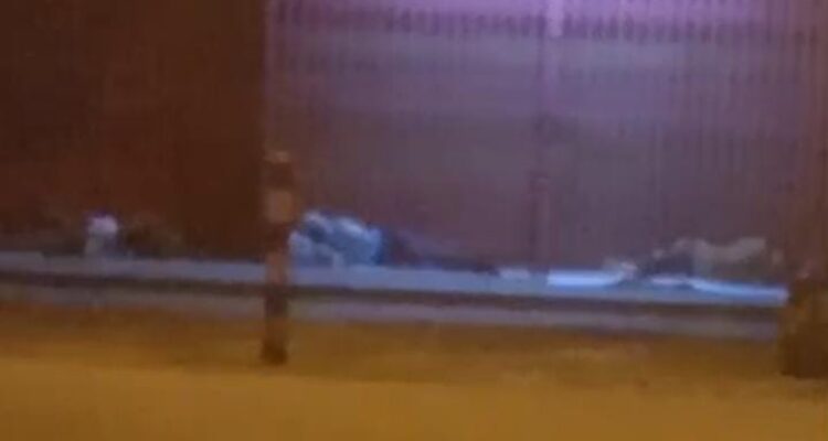 salah seorang yang tidur di emperan toko