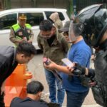 Anggota Satremob Polresta Bogir Kota menggela razia petasan di wilayah Kota Bogor