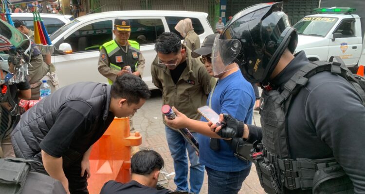 Anggota Satremob Polresta Bogir Kota menggela razia petasan di wilayah Kota Bogor