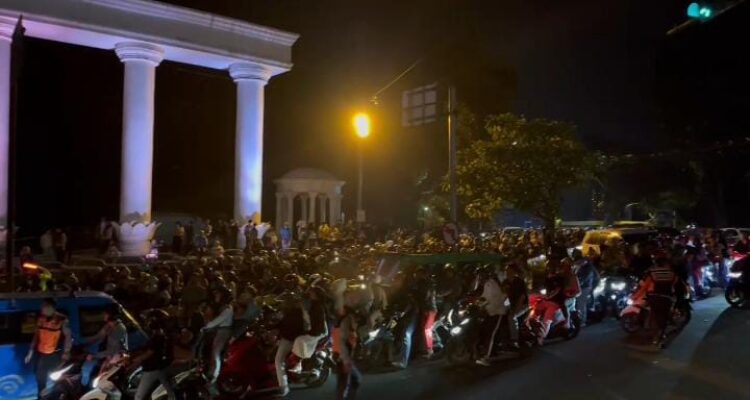 Suasana malam tahun baru di Kota Bogor di Tugu Kujang tampak warga telah memadati