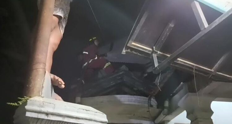 Evakuasi rumah kebakar lkarena kembang api di malam oergantian tahun baru Kota Bogor