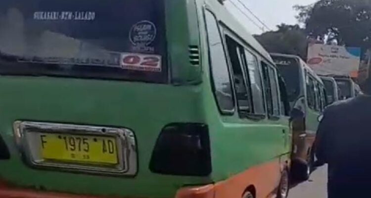 Angkot yang ngetem di Alun- Alun Kota Bogor menjadi terminal bayangan