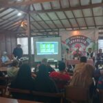 para relawan melakukan diskusi mengenai banjir bandang di sukabumi, di Gunung sindur Bogor