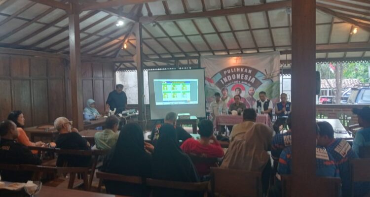 para relawan melakukan diskusi mengenai banjir bandang di sukabumi, di Gunung sindur Bogor