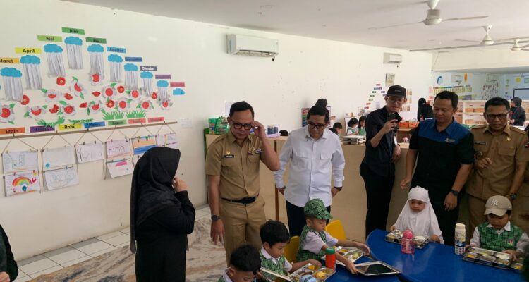 Wamendagri, Bima Arya meninjau pelaksanaan makan gratis di kota Bogor