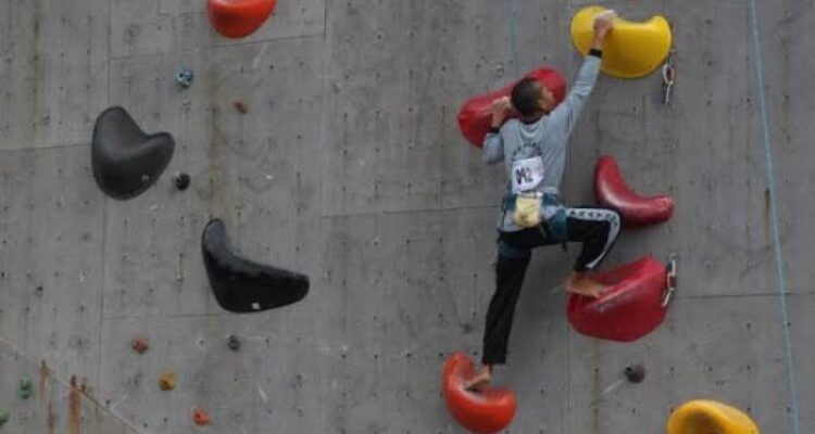 Latihan Panjat Tebing