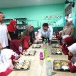 Pj Walikota Bogor, Herry Antasari bersama Eddy Suparno meninjau program makan siang gratis, foto/Humas Pemkot