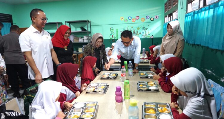Pj Walikota Bogor, Herry Antasari bersama Eddy Suparno meninjau program makan siang gratis, foto/Humas Pemkot