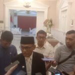 Pj wali kota Herry Antasari saat di wawancarai oleh wartawan