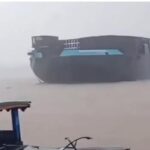 kapal Tongkang yang tabvrek Cafe di kalimantan