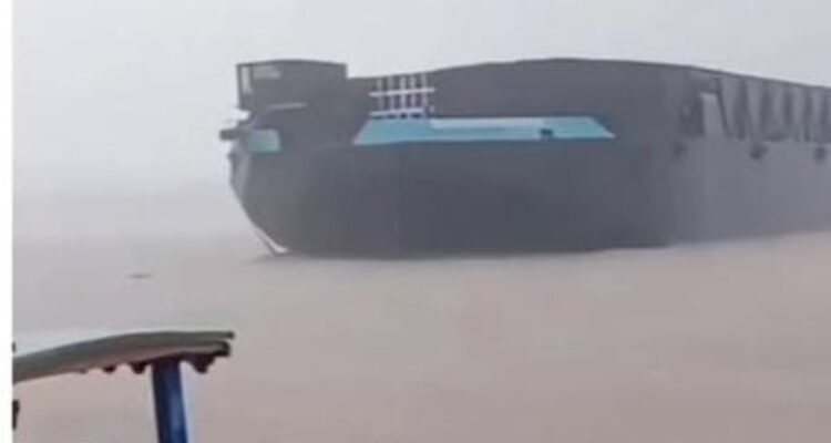 kapal Tongkang yang tabvrek Cafe di kalimantan