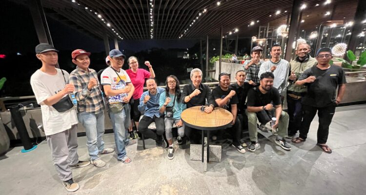 Pewarta Foto Indonesia (PFI) Kota Bogor saat berfoto bersama dengan wali kota bogor terpilih, Dedie A Rachim