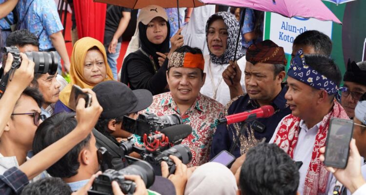 Ketua DPRD Adityawarman bersama insan Pers