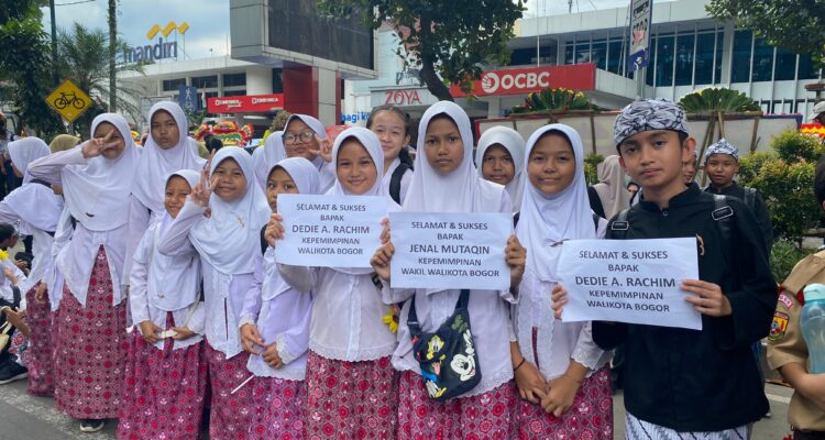 antusias Para pelajar saat penyambutan Wali kota danWakil Wali Kota Bogor sesuai pelantikan di seoanjang jalan Kota Bogor, Foto: Echa Nur Maulida
