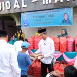 Wakil Ketua DPRD Kabupaten Bogor, Agus Salim bagikan takjil kepada warga Cibinong Bogor