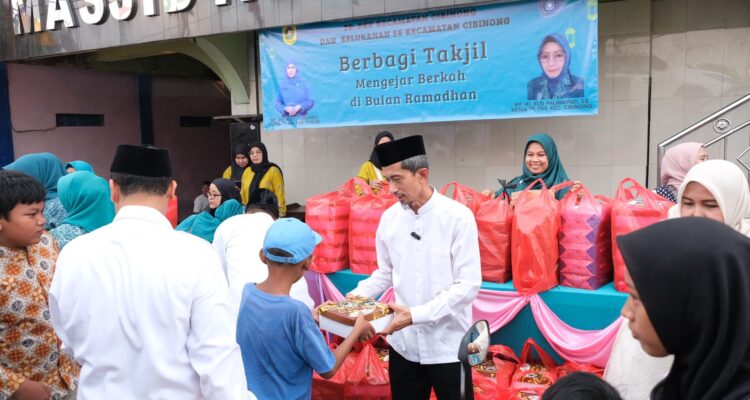 Wakil Ketua DPRD Kabupaten Bogor, Agus Salim bagikan takjil kepada warga Cibinong Bogor