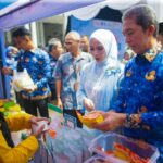 Wali kota bogor, Dedie A Rachim bersama ketua PKK, Yantie Rachim meninjau kegiatan ramadan fest 2025 di kantor Balai Kota Bogor (Foto, Pemkot Bogor)