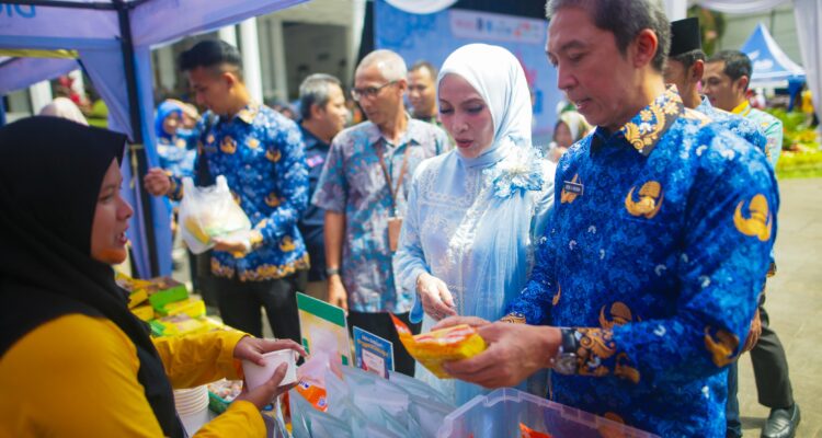 Wali kota bogor, Dedie A Rachim bersama ketua PKK, Yantie Rachim meninjau kegiatan ramadan fest 2025 di kantor Balai Kota Bogor (Foto, Pemkot Bogor)