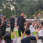 Penyanyi tulus saat bernyanyi di acara Ramadan di Kebun yang diselenggarakan oleh Kebun Raya Bogor (Foto/Echa Nur Maulida)