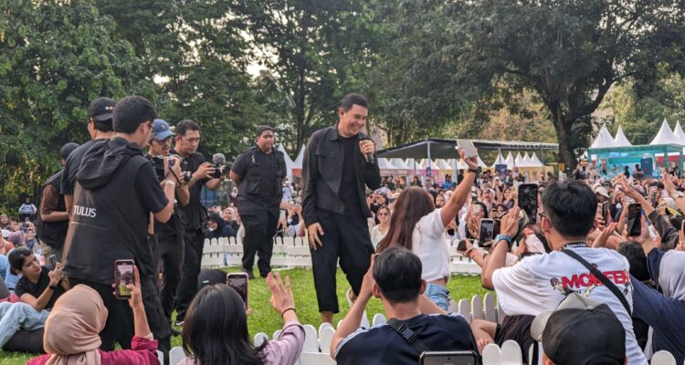 Penyanyi tulus saat bernyanyi di acara Ramadan di Kebun yang diselenggarakan oleh Kebun Raya Bogor (Foto/Echa Nur Maulida)