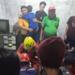 Tim Rescue melakukan evakuasi terhadap orang yang tertimpa reruntuhan akibat longsor yang terjadi pada Senin 03 Maret 2024